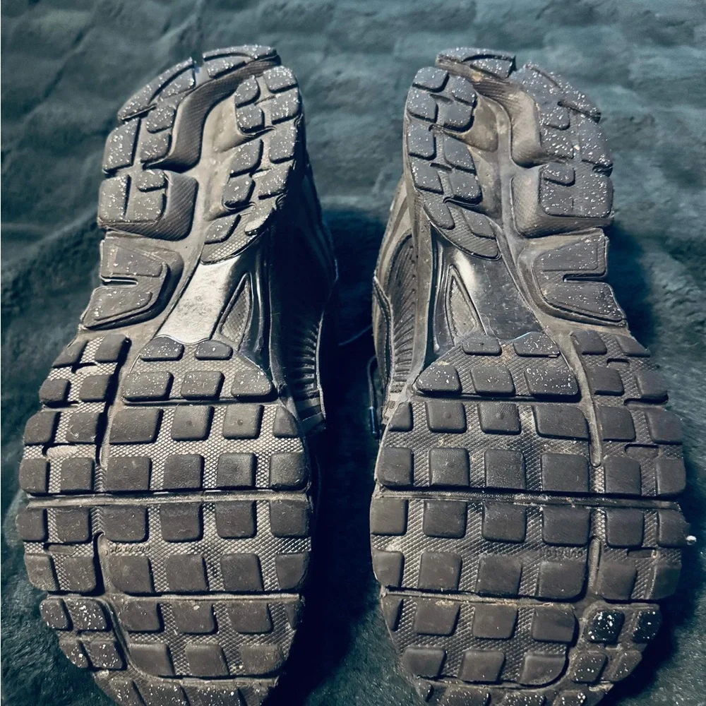 Nike Men's Black Athletic Shoes Vomero 5 - Picture 6 of 9